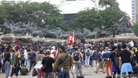 Aksi nekat ini dilakukan di tengah unjuk rasa penolakan Omnibus Law.