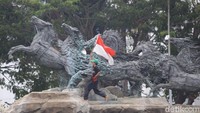 Aksi dilakukan sambil membawa bendera Merah Putih.