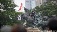 Seorang massa aksi bahkan sampai naik.