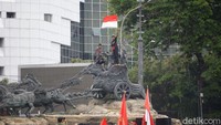 Beberapa pendemo yang naik ke Patung Kuda ini terlihat tidak mengenakan atribut mahasiswa.
