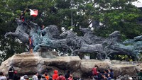 Ini momen saat sejumlah massa aksi naik ke Patung Kuda Arjuna Wijaya, Jakarta.