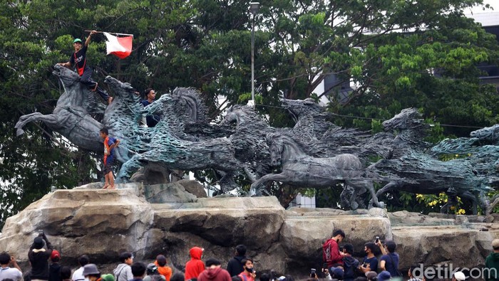Duh, Massa Aksi Naik-naik ke Patung Kuda Massa aksi demo tolak Omnibus Law terlihat naik ke Patung Kuda Arjuna Wijaya, Jakarta. Bagaimana menurut Anda?
