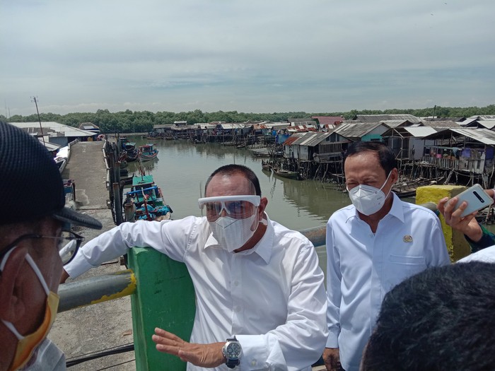 Edy Rahmayadi cek lokasi banjir rob di Medan Belawan (Ahmad Arfah-detikcom)