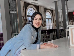 Sindiran Settingan Anak Elly Sugigi untuk Ibunya yang Nikahi Berondong Lagi?