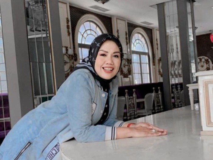Elly Sugigi