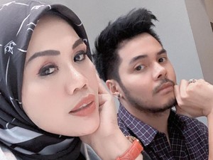 Elly Sugigi Tunggu Restu Anak Agar Bisa Dinikahi Berondong
