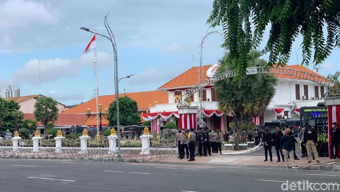 Gedung Negara Grahadi Dijaga Ribuan Aparat Keamanan Jelang Demo Tolak Omnibus Law