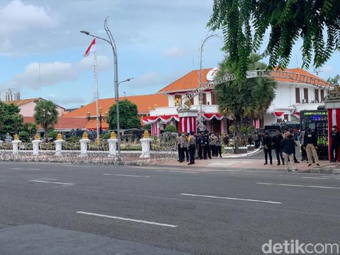 Gedung Negara Grahadi Dijaga Ribuan Aparat Keamanan Jelang Demo Tolak Omnibus Law