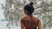 Foto wajib kalau lagi ada di Pulau Macan. Di bathroomnya Coral Hut! Hahahhahaa.. bathroom paling instagramable di sana, tulis Gisel. Foto: Dok. Instagram Gisel_la
