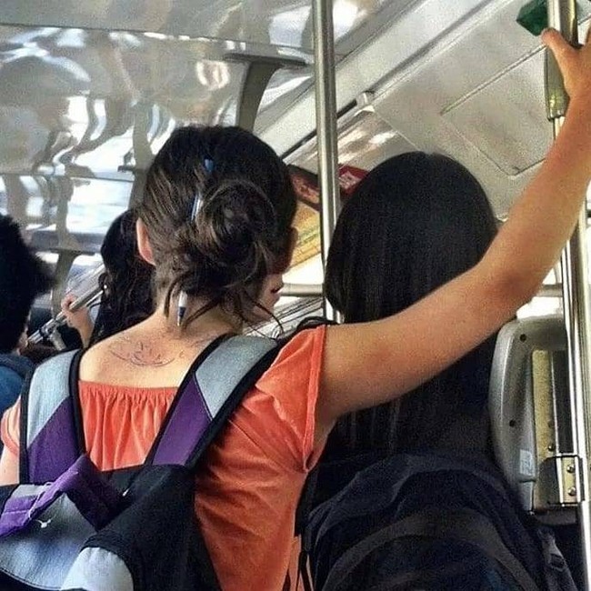 Mba yang satu ini kurang hati-hati nih. Kalau mau ikat rambut pakai pulpen harusnya pulpennya ditutup dulu dong mba biar pundaknya nggak kecoret-coret gitu. Foto: Instagram/@sukijan.id