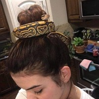 Kali ini ularnya lebih besar nih dari ular yang sebelumnya. Ada yang pakai cara seperti ini juga untuk mengikat rambutnya? Foto: Instagram/@sukijan.id