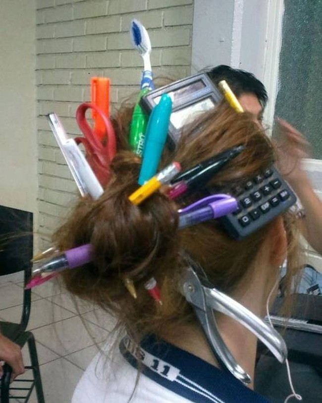 Ini sih rambut atau tempat pensil ya? Lengkap banget isinya ada kalkulator, gunting, pulpen, sampai sikat gigi juga ada. Foto: stayathomemum.com.au