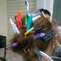 Ini sih rambut atau tempat pensil ya? Lengkap banget isinya ada kalkulator, gunting, pulpen, sampai sikat gigi juga ada. Foto: stayathomemum.com.au