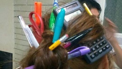 10 Cara Ikat Rambut Kelewat Kreatif, Ada yang Ekstrem Pakai Ular