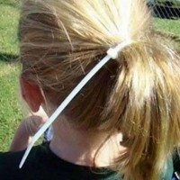 Ayo ngaku, siapa yang pernah coba mengikat rambut pakai cara seperti ini? Foto: mirror.co.uk