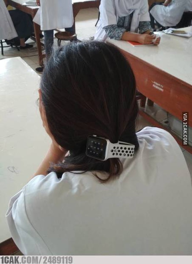 Kalau orang kaya mah bebas mau ikat rambut pakai apapun juga. Seperti yang satu ini, nggak tanggung-tanggung ikat rambutnya pakai iWatch loh.. Foto: 1cak.com