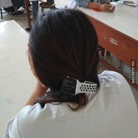 Kalau orang kaya mah bebas mau ikat rambut pakai apapun juga. Seperti yang satu ini, nggak tanggung-tanggung ikat rambutnya pakai iWatch loh.. Foto: 1cak.com