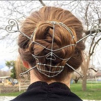 Dijamin nggak sembarangan orang bisa membuat ikat rambut berbentuk kerangka tengkorak seperti ini. Kira-kira butuh waktu berapa lama ya membuatnya? Foto: Instagram/@uglydesign