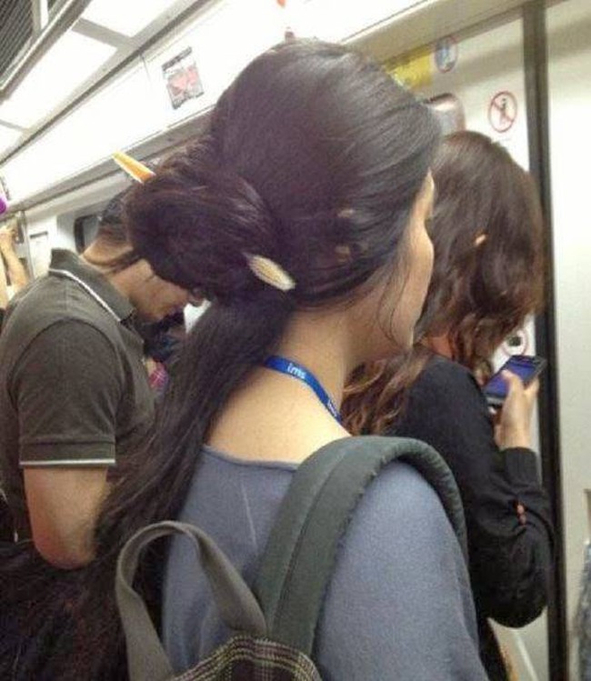 Sepertinya wanita yang satu ini lupa mengganti ikatan rambutnya ya.. Masa pakai sikat gigi gitu sih mba? Foto: Instagram/@kebebasanrakyat