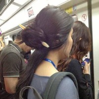 Sepertinya wanita yang satu ini lupa mengganti ikatan rambutnya ya.. Masa pakai sikat gigi gitu sih mba? Foto: Instagram/@kebebasanrakyat