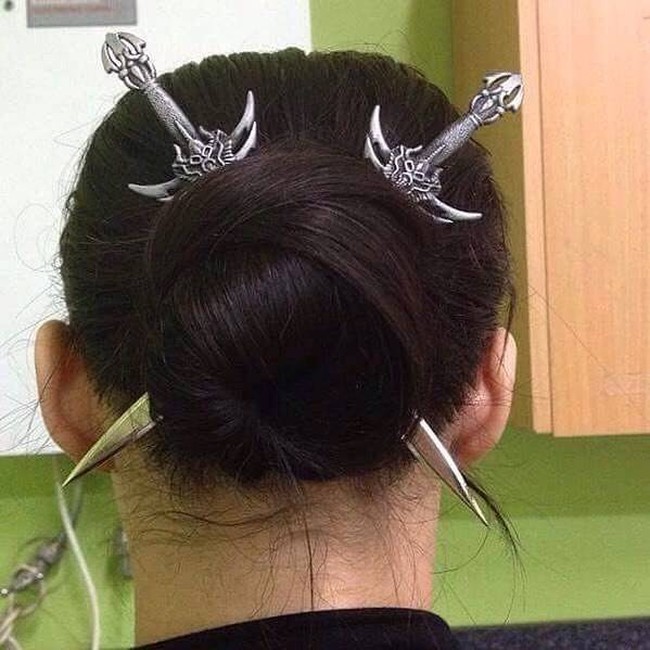 Kalau ikat rambutnya begini sih dijamin deh nggak ada yang berani macam-macam. Foto: Instagram/@uglydesign