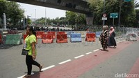 Jalan Medan Merdeka Timur ditutup dengan kawat berduri.
