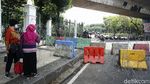 Antisipasi Aksi Anarkis Jalan Merdeka Timur Ditutup Kawat Berduri
