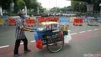 Selain kawat berduri, jalan tersebut juga ditutup dengan road barrier.