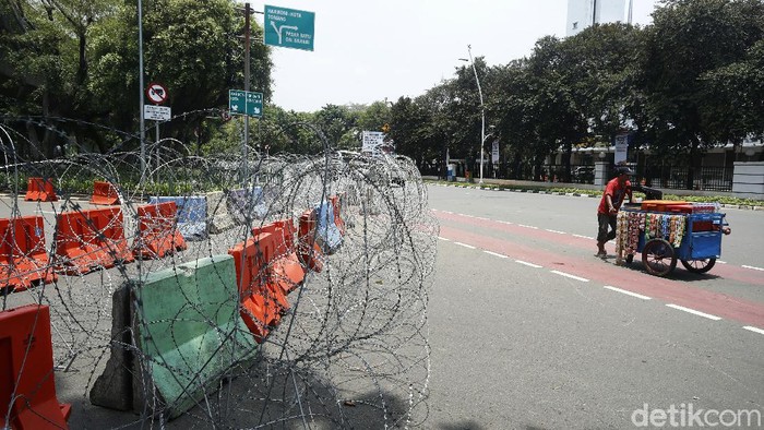 BEM Seluruh Indonesia akan menggelar unjuk rasa menolak omnibus law UU Cipta Kerja di kawasan Istana Negara. Jalan Medan Merdeka Timur pun ditutup ditutup.