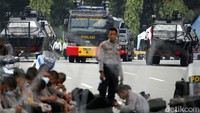 Mobil taktis baracuda dan water canon juga disiagakan di Jalan Medan Merdeka Timur.