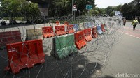 Jelang demo tolak omnibus law, Jalan Medan Merdeka Timur yang mengarah ke Istana ditutup, Selasa (20/10/2020).