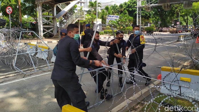 Jalan Merdeka Barat ditutup kawat berduri.
