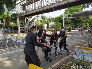 Jelang Demo Mahasiswa, Jalan Medan Merdeka Barat Ditutup Kawat Berduri