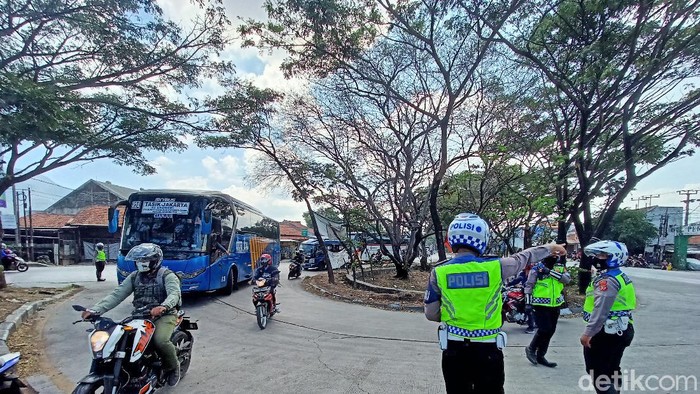 Jalur bandung garut dialihkan karena demo buruh dan mahasiswa