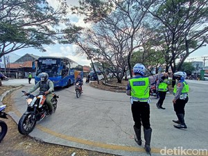 Buruh Kembali Turun Jalan, Petugas Lakukan Pengalihan Arus Garut - Bandung