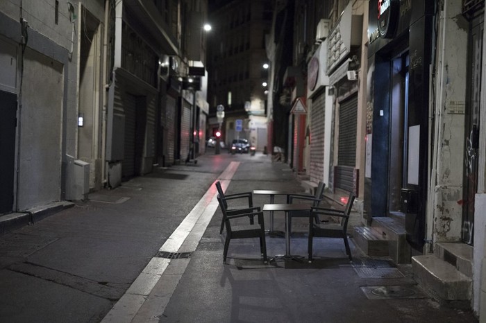 Paris kembali memberlakukan aturan jam malam untuk menekan angka penularan Corona. Kota itu pun terlihat bagai kota mati.