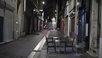 Restoran, bar, bioskop dan tempat hiburan lainnya terpaksa tutup lebih awal. Salah satu pengusaha restoran mengatakan kebijakan ini semakin merugikan mereka yang sebelumnya sudah terdampak saat lockdown. 