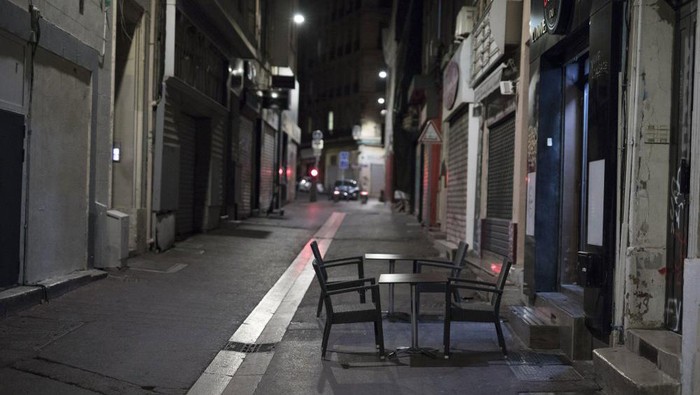 Paris kembali memberlakukan aturan jam malam untuk menekan angka penularan Corona. Kota itu pun terlihat bagai kota mati.