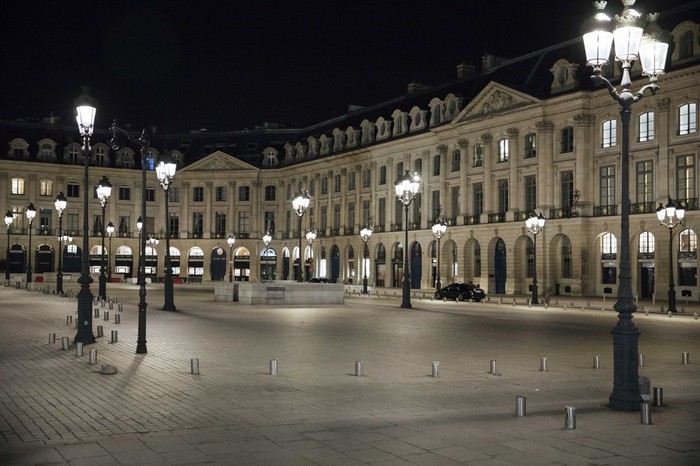 Paris kembali memberlakukan aturan jam malam untuk menekan angka penularan Corona. Kota itu pun terlihat bagai kota mati.