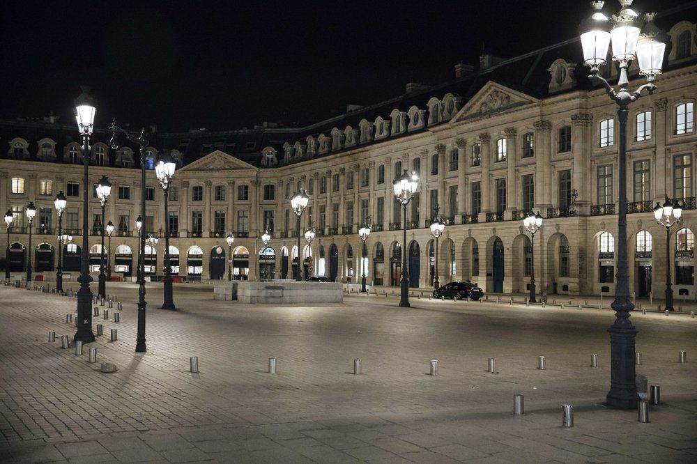 Paris kembali memberlakukan aturan jam malam untuk menekan angka penularan Corona. Kota itu pun terlihat bagai kota mati.