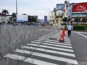 Jelang Demo, Simpang Harmoni Arah Istana Ditutup Kawat Berduri