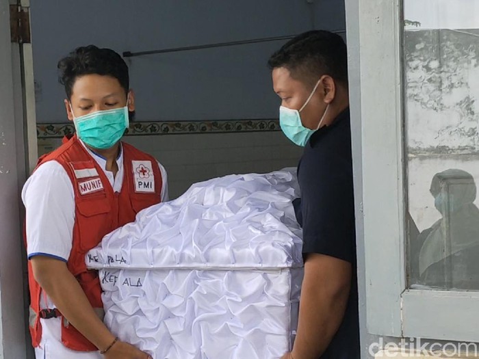 Jenazah Ketua DPC Gerindra Kabupaten Pekalongan, Nunung Sugiartoro, diberangkatkan dari RSUD Sragen ke rumah duka, Selasa (20/10/2020).