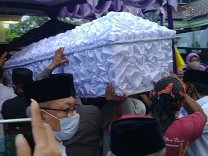 Tangis Duka Keluarga Antar Jenazah Ketua Gerindra Pekalongan ke Pemakaman