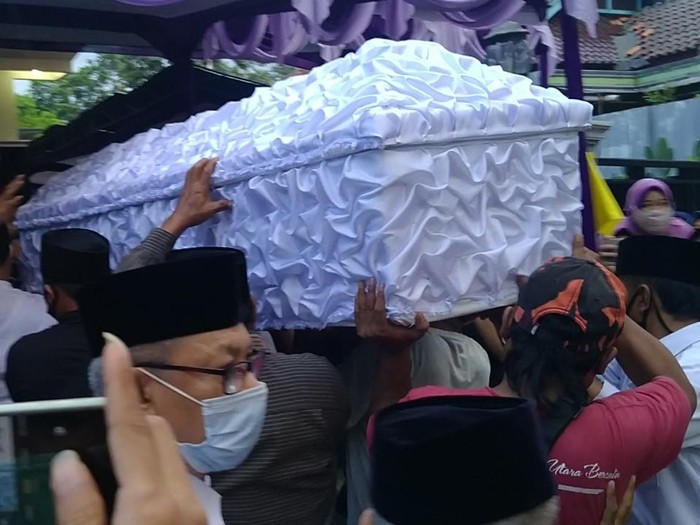Jenazah Ketua DPC Gerindra Kabupaten Pekalongan, Nunung Sugiartoro, tiba di rumah duka, Selasa (20/10/2020).