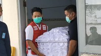 Pantauan detikcom, rombongan ambulans pembawa jenazah Nunung berangkat dari rumah sakit pada sekitar pukul 14.00 WIB, Selasa (20/10/2020).