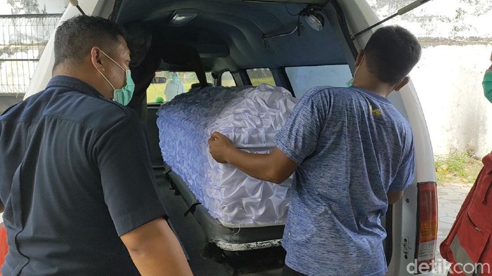 Jenazah Ketua DPC Partai Gerindra sekaligus Wakil Ketua DPRD Kabupaten Pekalongan, Nunung Sugiantoro (40) diberangkatkan ke rumah duka.