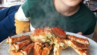 Usia Jeon Jin Seo kini menginjak 15 tahun (usia Korea). Paras tampannya makin terlihat dan bakat aktingnya juga semakin baik. Dalam momen kulinernya ini, sepertinya Jin Seo menyukai kepiting. Foto: Instagram @jeon.jin.seo