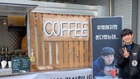 Jin Seo juga mendapatkan food truck dari penggemarnya. Berupa food truck dengan minuman kopi. Foto: Instagram @jeon.jin.seo