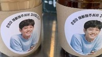 Ada banyak pilihan menu kopi yang ditawarkan pada food truck tersebut. Di antaranya Iced Latte dan Americano. Foto: Instagram @jeon.jin.seo