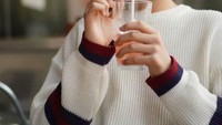 Si tampan ini terlihat manis dengan sweater putih sambil minum es segar berwarna merah muda. Kita tunggu ya foodies aktingnya menjadi Jungkook BTS! Foto: Instagram @jeon.jin.seo